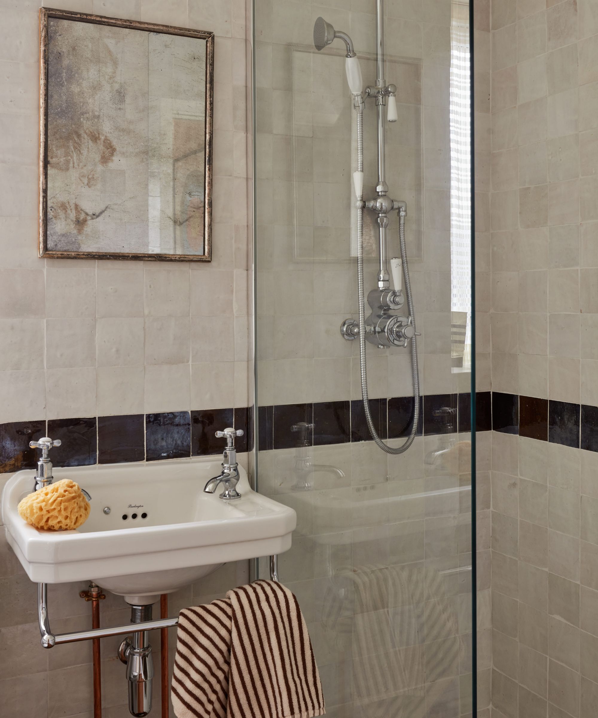 warm bathroom with brown border tiles