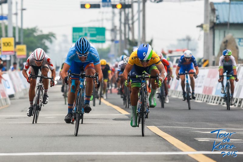 Caleb Ewan and Paddy Bevin sprinting for the stage 5 victory
