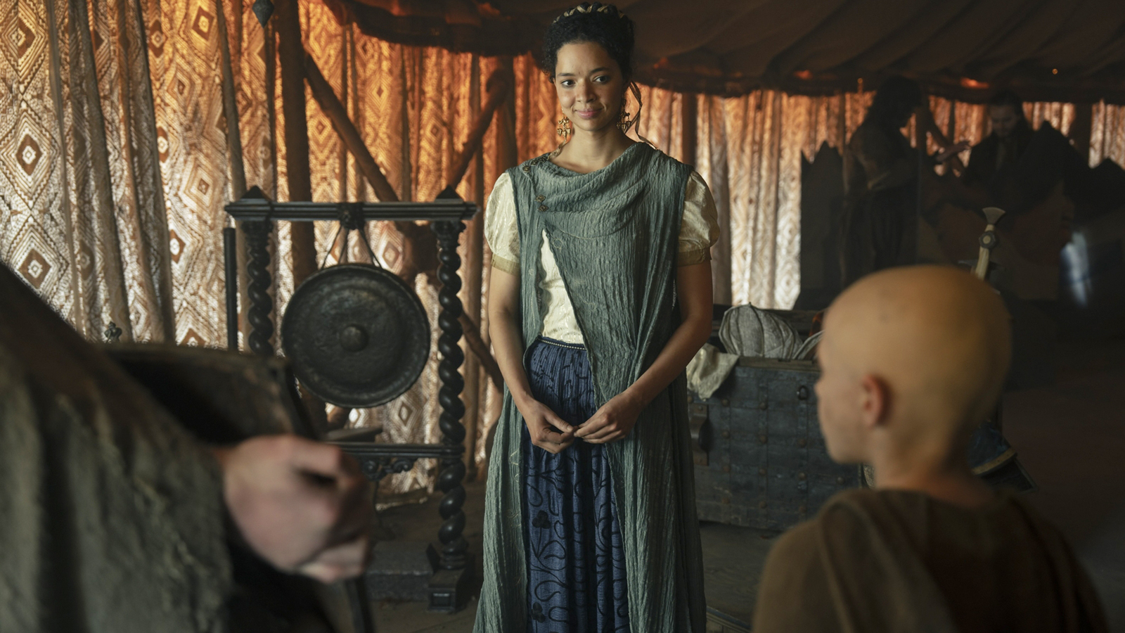 Tanselle looking at an off-screen Dunk and Egg in A Knight of the Seven Kingdoms episode 2