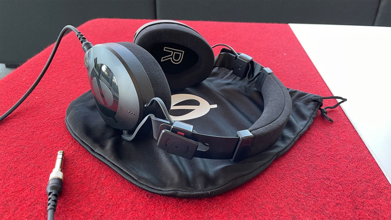 Wired headphones: R&oslash;de NTH-100