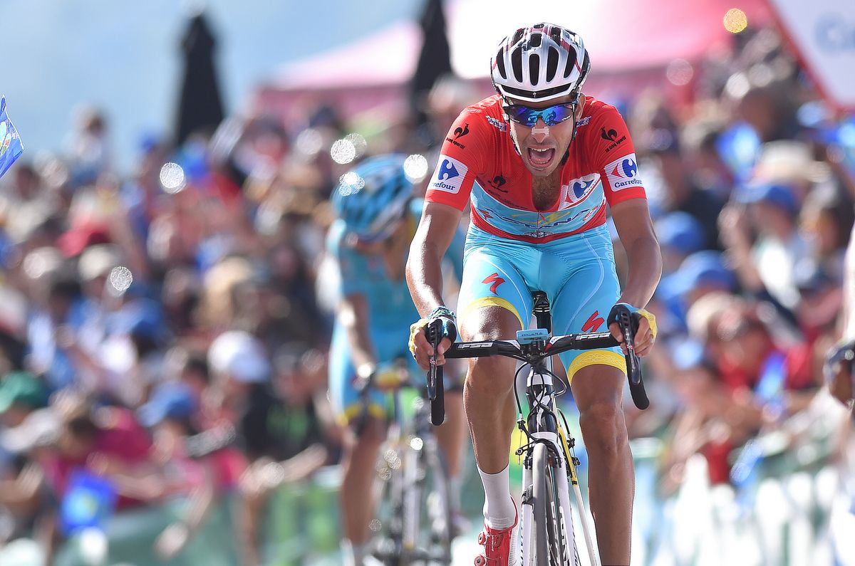 Fabio Aru (Astana) fights to keep red