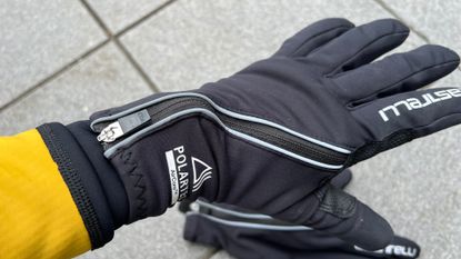The Castelli Espresso 2 gloves on the left hand of a rider