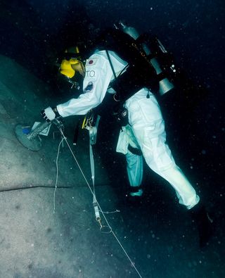 Neemo 15 Crewmember Experiments With Walking
