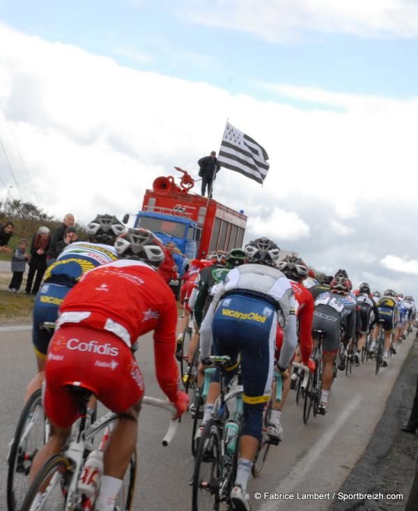 The peloton chasing in the Tour de Finistere