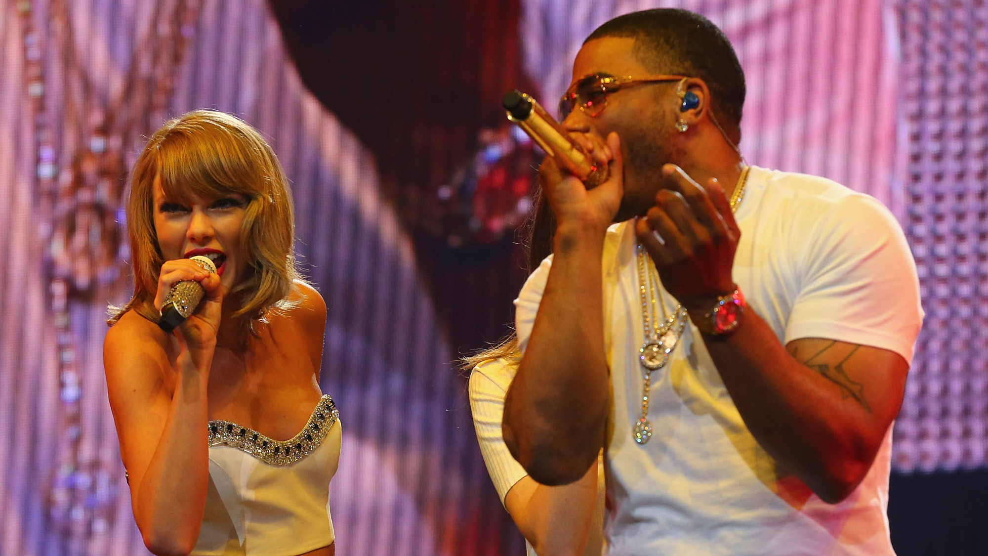 Taylor Swift performs with HAIM and special guest Nelly onstage during the 1989 World Tour at Scottrade Center on September 29, 2015 in St Louis, Missouri.