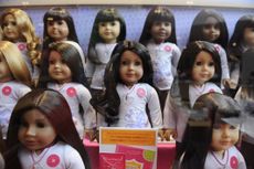 Several American Girl dolls 