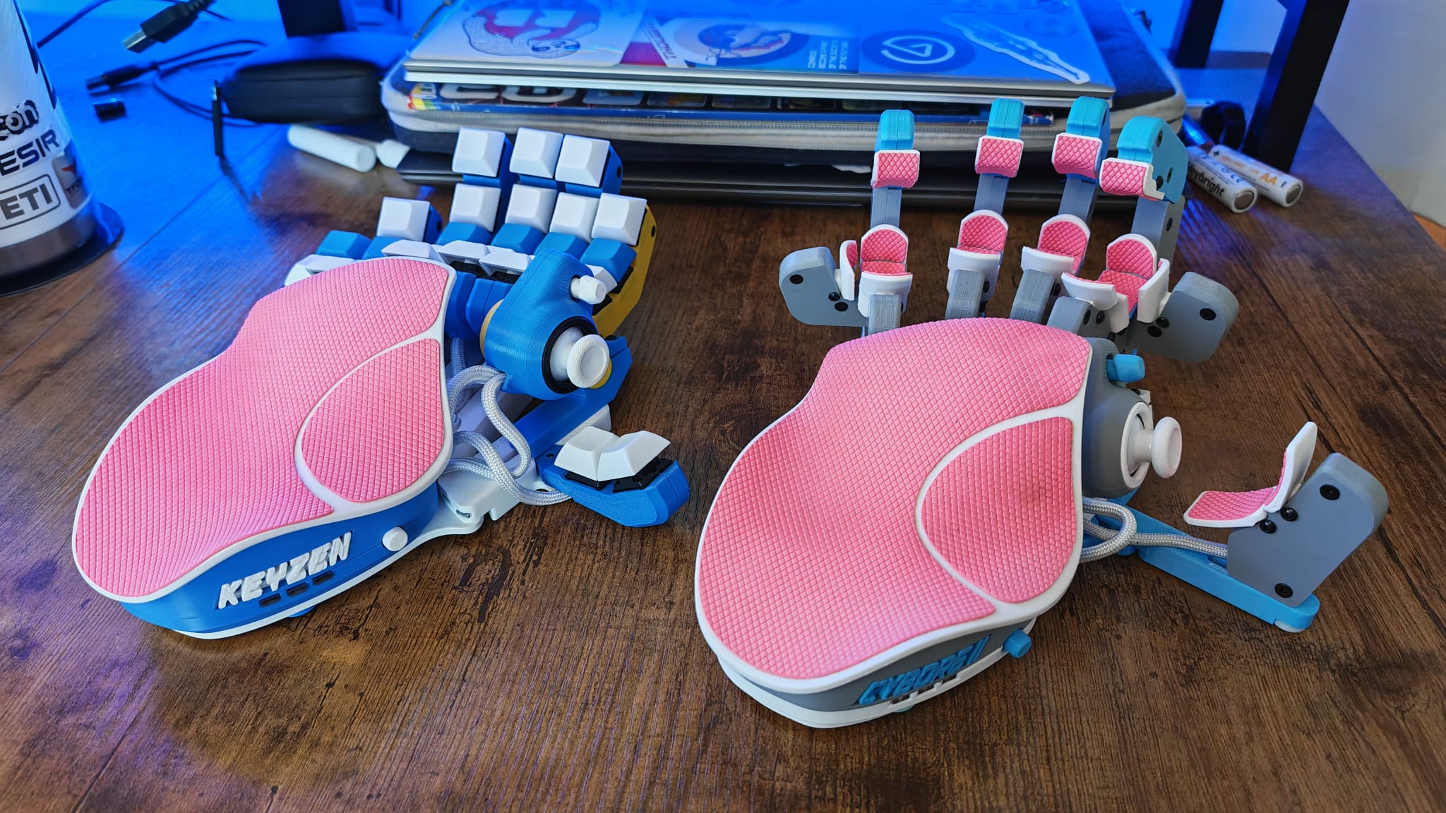The Azeron Cyborg next to the Azeron Keyzen