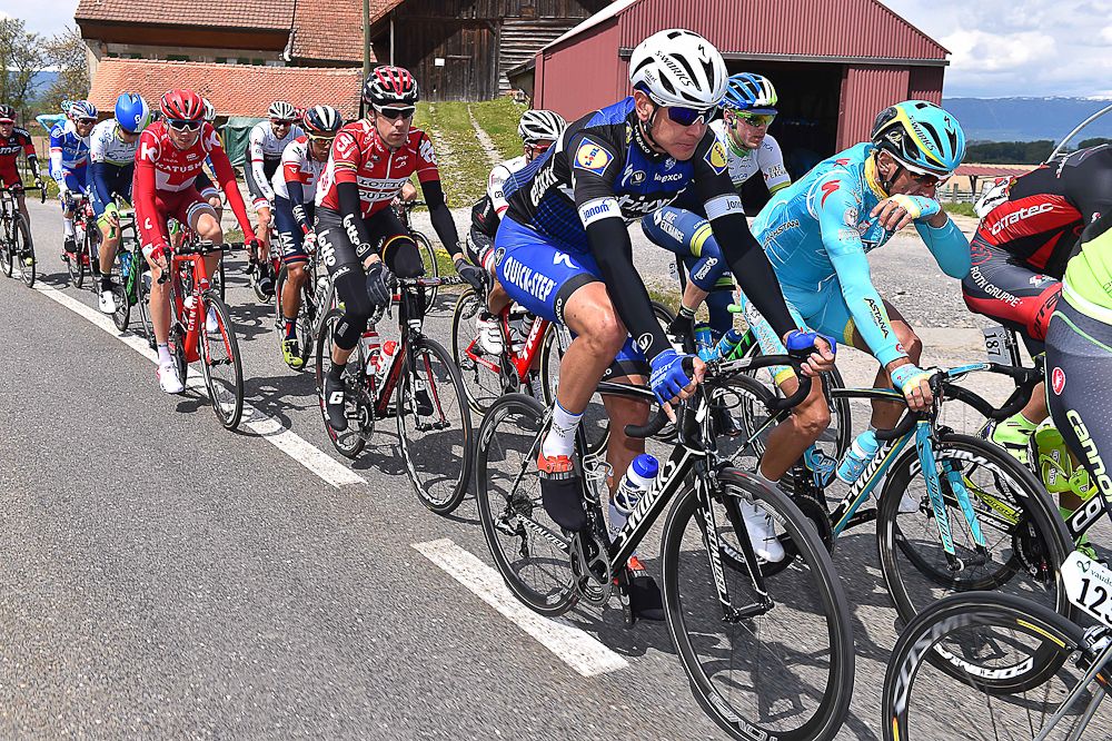 Carlos Verona in the peloton during stage 4 at the Tour de Romandie.