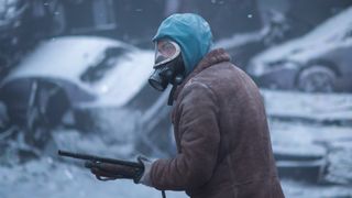 A still of a man in the snow holding a gun and wearing a gas mask from The Eternaut