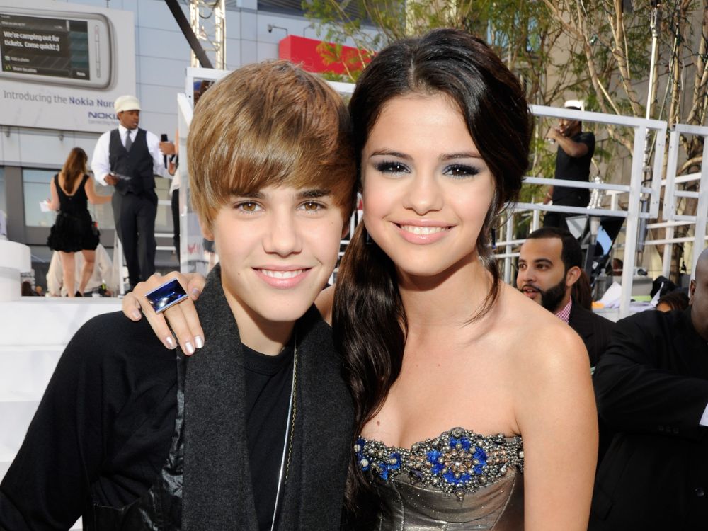 Justin Bieber and Selena Gomez attends the 2010 MTV Video Music Awards