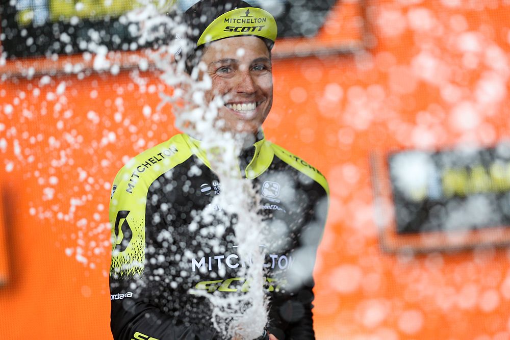 Esteban Chaves (Mitchelton-Scott) wins stage 6 after climbing Mount Etna at the Giro d'Italia