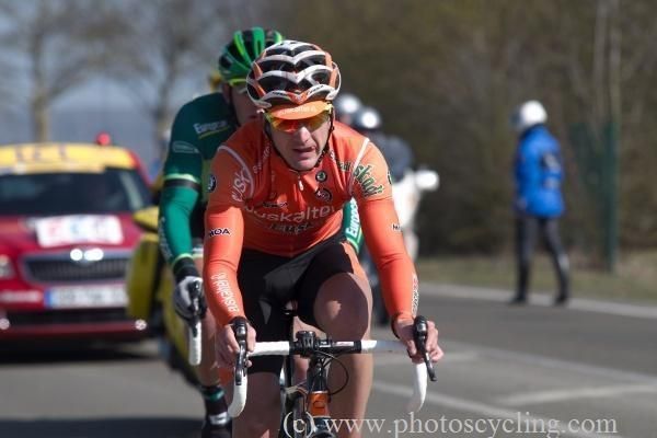 Gorka Izaguirre (Euskaltel-Euskadi) and Damien Gaudin (Europcar) plough on ahead.