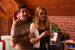 Jason Biggs as Rob and Heather Graham as Charlotte in Best. Christmas. Ever!
