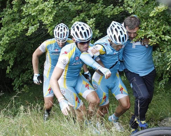 Alexandre Vinokourov is helped out of a ditch after breaking his leg.