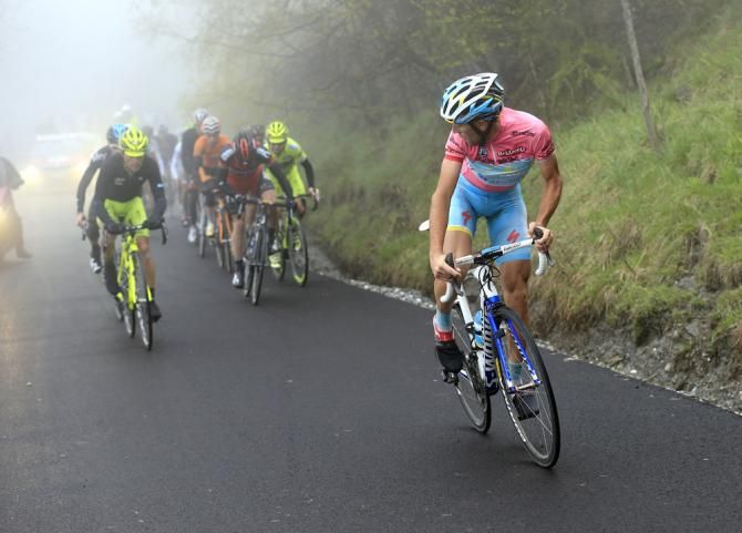 Vincenzo Nibali (Astana) checks to see who can follow