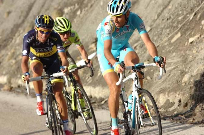 Vincenzo Nibali (Astana) looks for help from Alberto Contador in the finale.