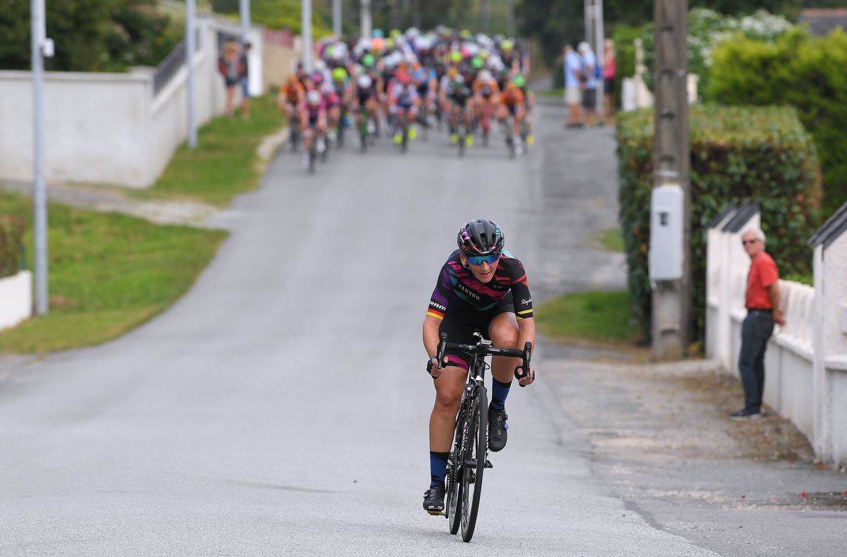 Lisa Brennauer (Canyon-SRAM) on the attack