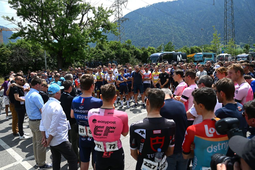 The Tour de Suisse peloton held a minute&#039;s silence in memory of Gino Mäder in Chur on Friday