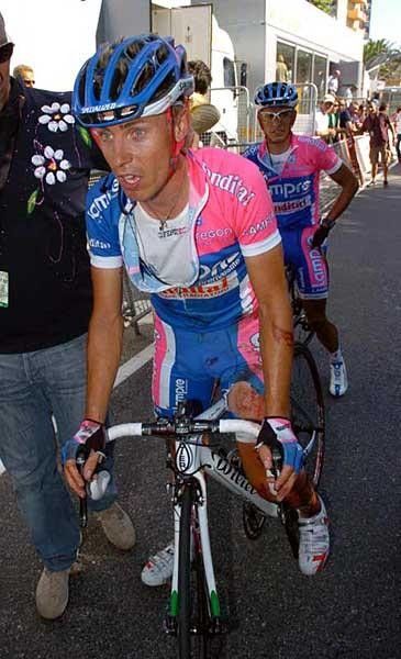 Cunego arrives with a team-mate at the finish in Vigo.