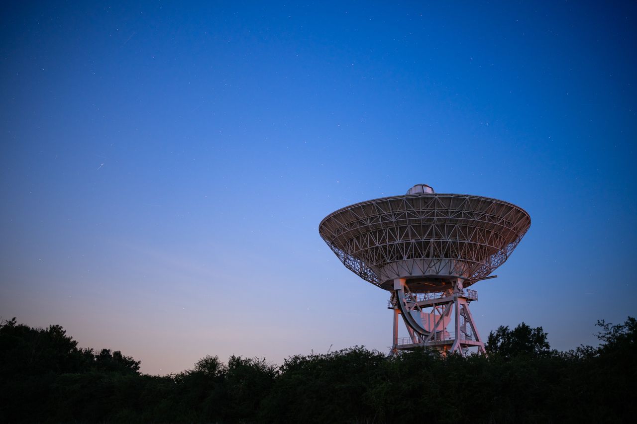 Photo of a radio telescope taken with the Viltrox AF 35mm f/1.2 LAB FE