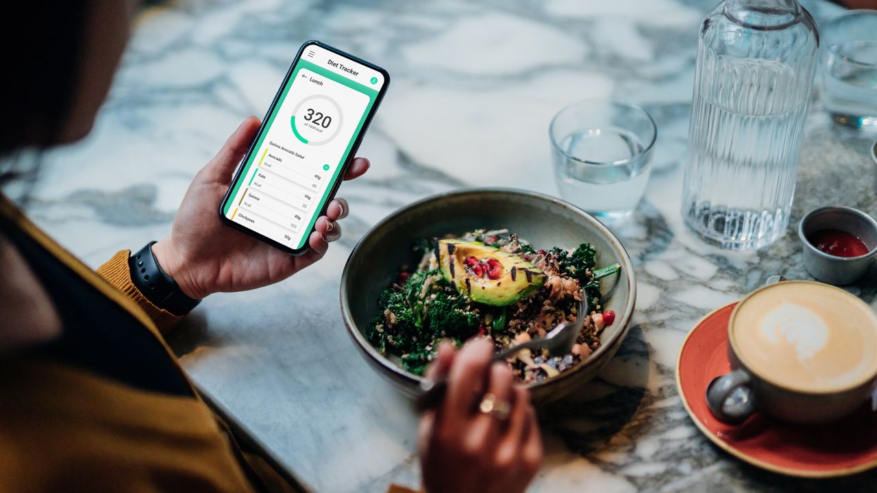 Person tracking calories on a smartphone app
