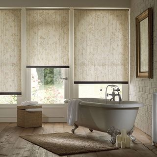 bathroom with white bathtub and blinds