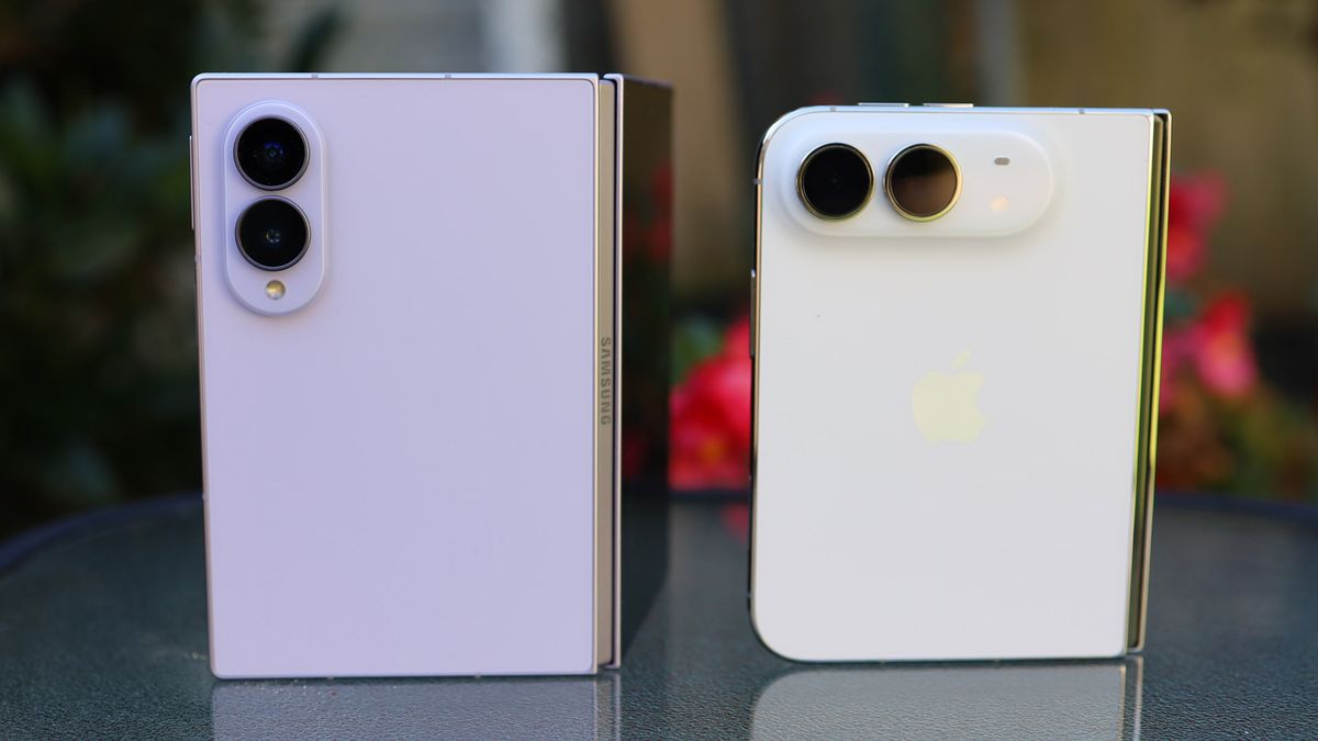 iPhone Duo vs Samsung Galaxy Z Fold 8