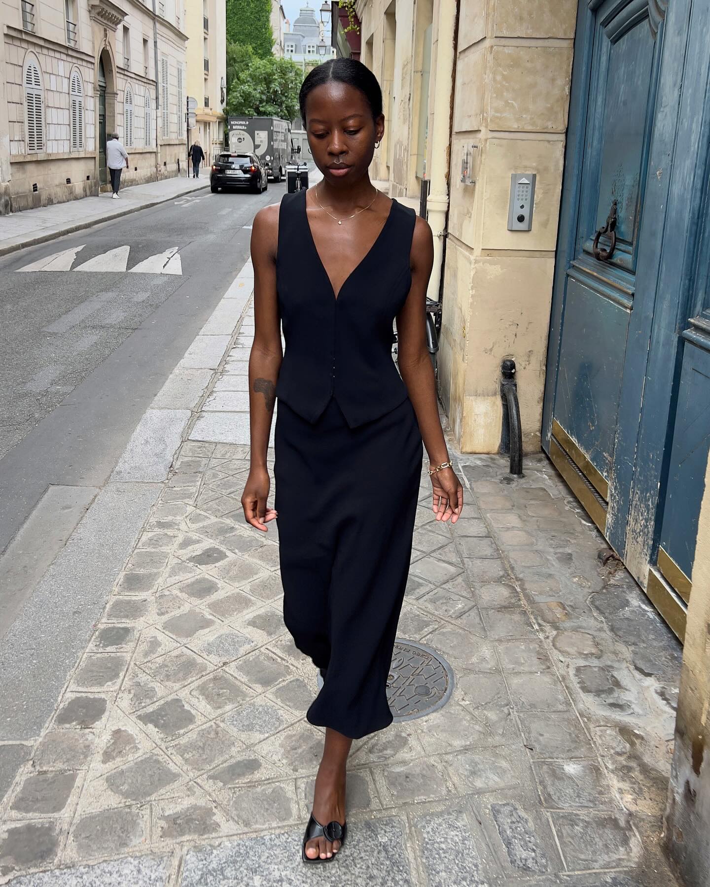 Influencer wearing a brunch outfit idea.