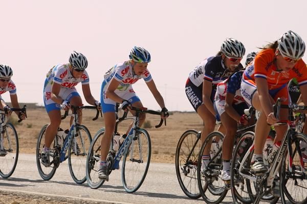 Skil riders in the peloton - Roxanne Knetemann and Christina Becker