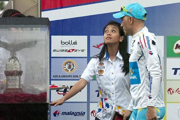 Do you think this rain is ever going to stop? Leading Asian rider on the tour, Alexandr Dyachenko (Astana), gets a weather report from a podium girl.