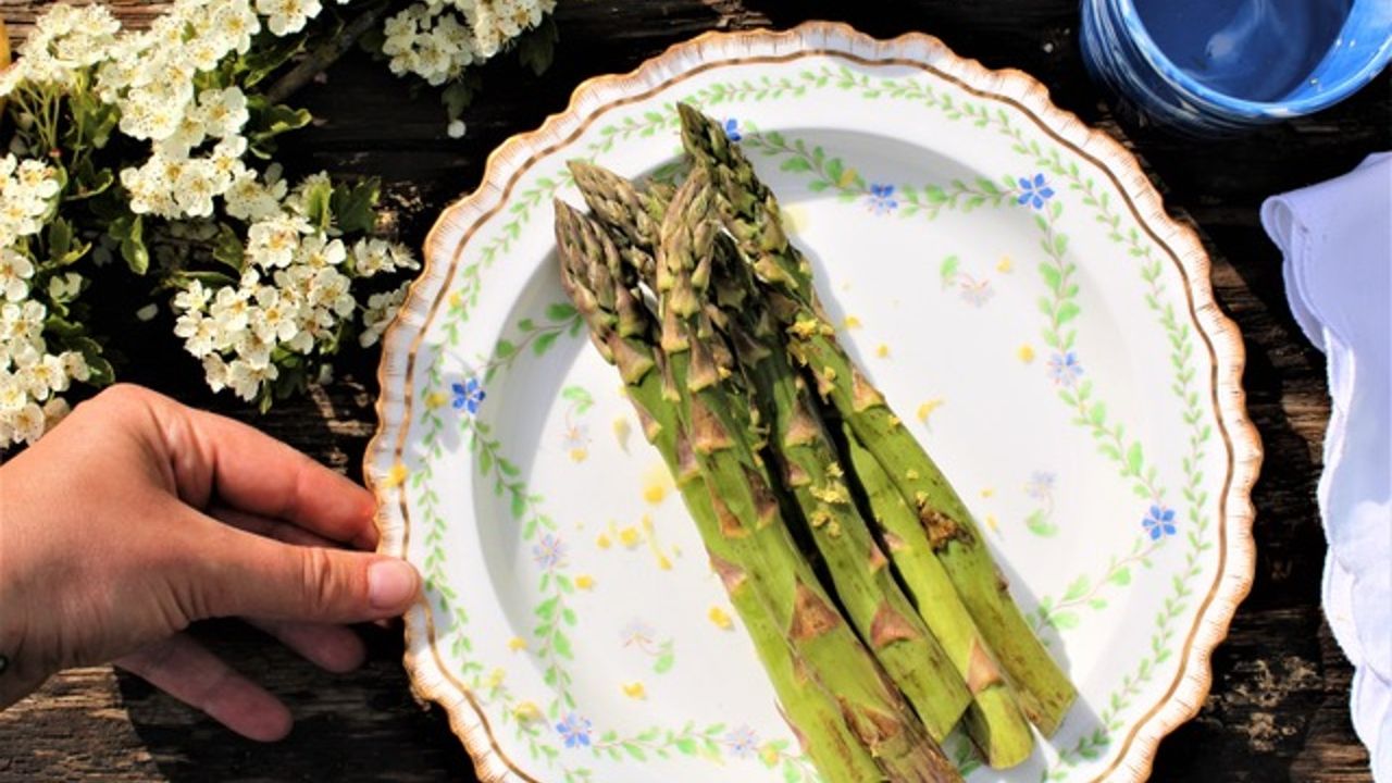 Fresh asparagus on a plate