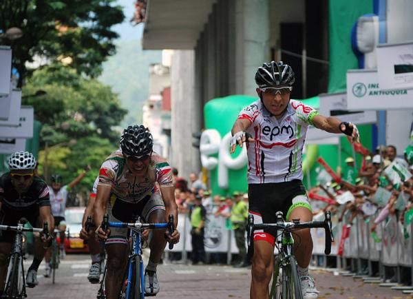 Walter Pedraza (Epm-Une) celebrates his victory.