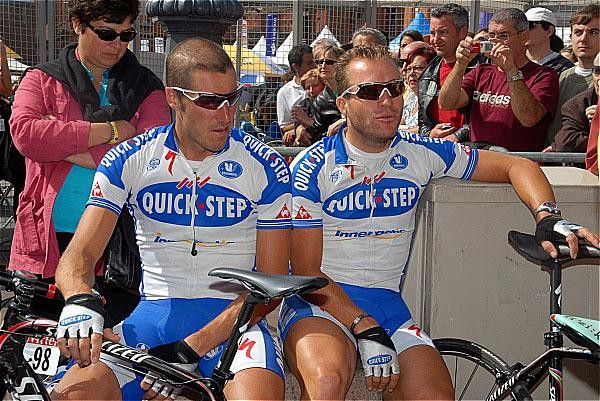 Matteo Tosatto and Steven de Jongh (Quick Step) relax before the start.