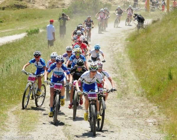 Katerina Nash (Luna Pro Team) making a move on the left