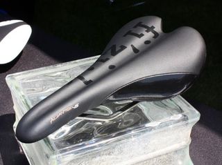 fi'zi:k's upcoming Aliante Gamma Versus saddle still includes a full-length channel as on the related Arione and Antares models but it's slightly narrower.