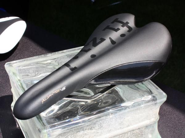 fi'zi:k's upcoming Aliante Gamma Versus saddle still includes a full-length channel as on the related Arione and Antares models but it's slightly narrower.