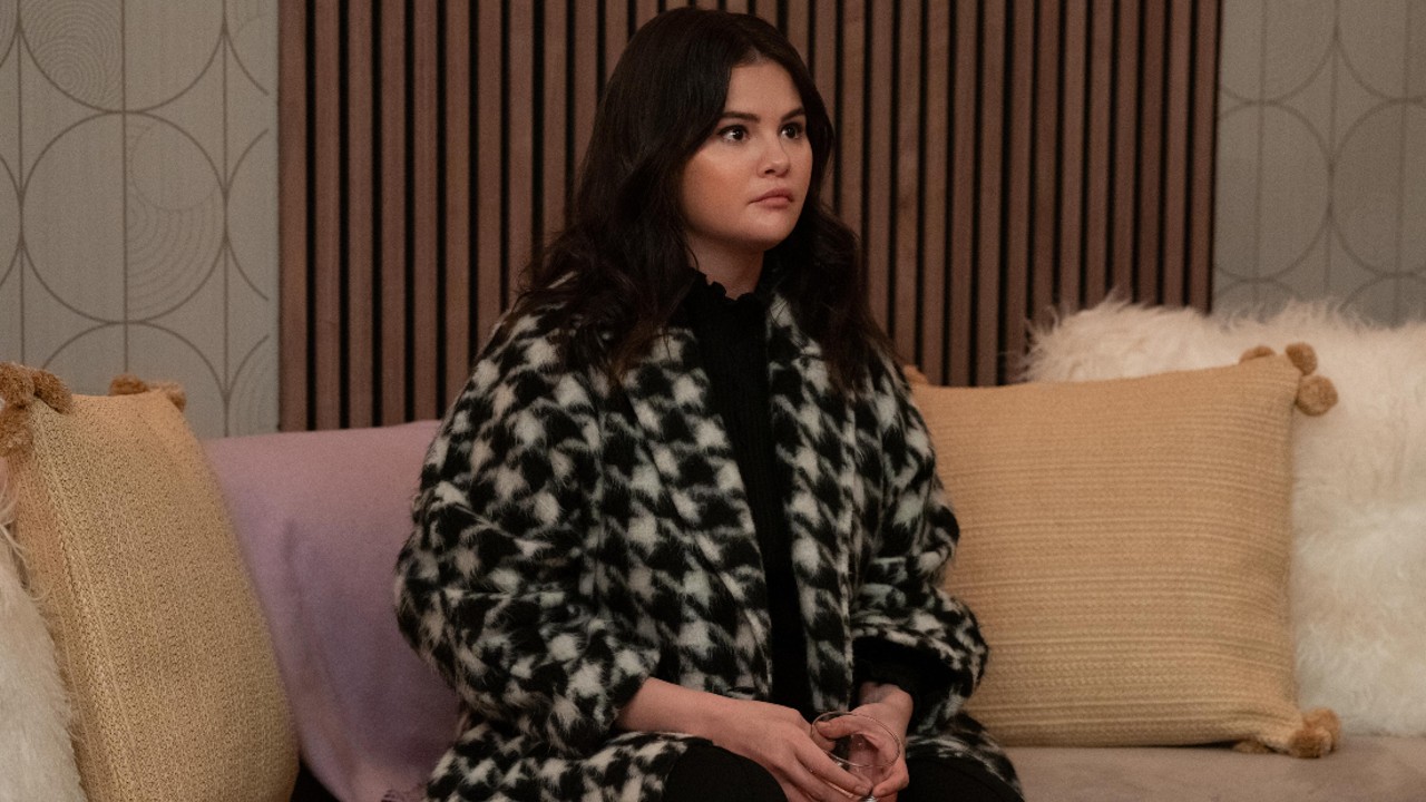 Selena Gomez sitzt in Staffel 3 von Only Murders in the Building auf einer Couch.