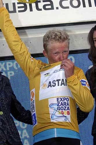 Alexandre Vinokourov (Astana) kisses his maillot oro.