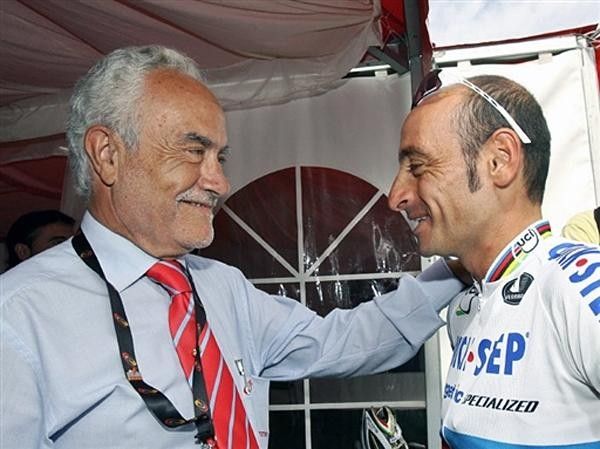 Director of "La Vuelta" Victor Cordero chats with Paolo Bettin (Quick Step)