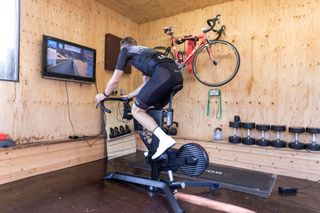 Male cyclist doing an FTP test