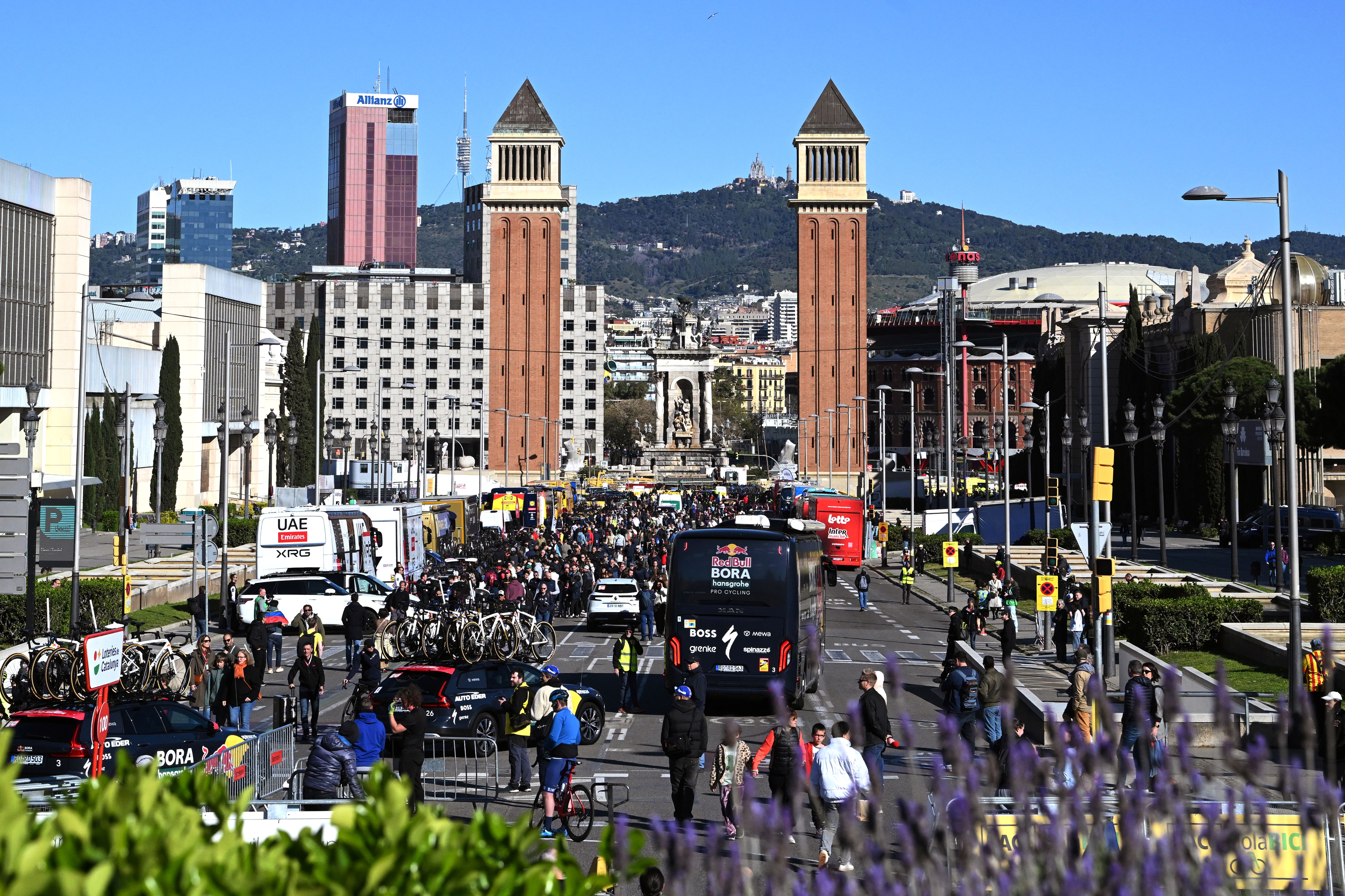 BARCELONA, ESPANHA – 29 DE MARÇO: As equipes se reúnem na Plaza de Espanya antes da 105ª Volta a Catalunya 2026, Etapa 7, 95,1 km Barcelona a Barcelona / #UCIWT / em 29 de março de 2026 em Barcelona, ​​​​Espanha (Foto de Szymon Guchalski/Getty Images)