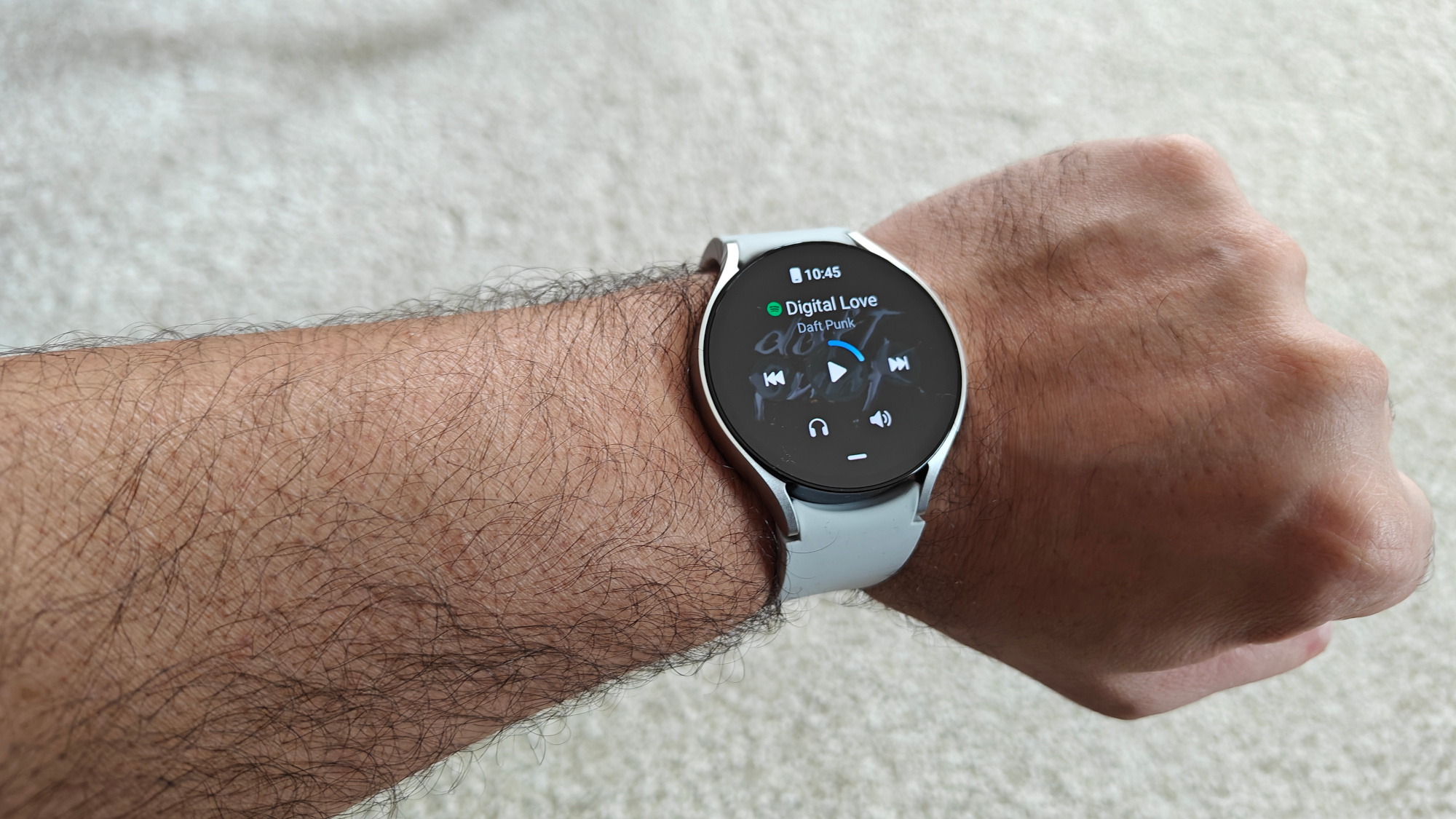 Samsung Galaxy Watch 6 reproduciendo pistas de Spotify