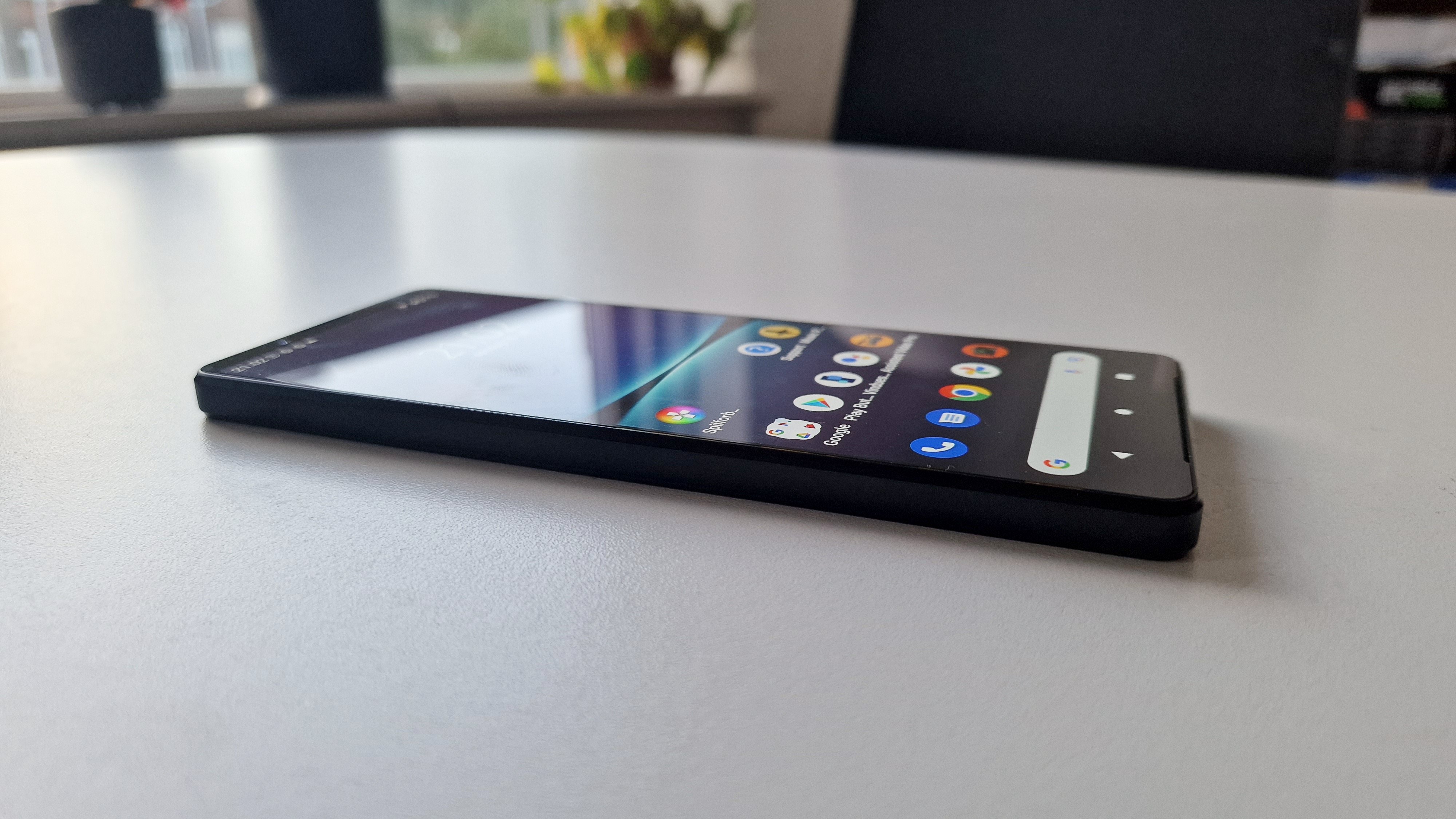 Sony Xperia 1 IV ligger på et hvidt bord i en stue.