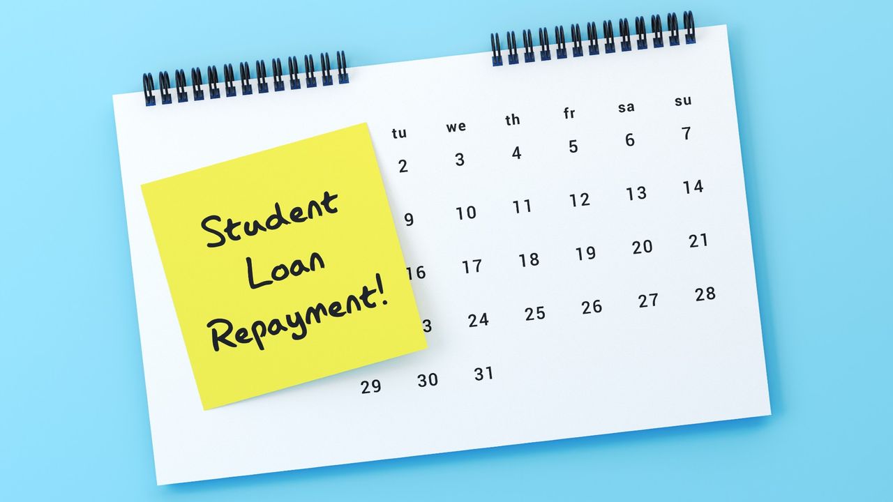 Calendar with a sticky note on top of it that reads &quot;student loan repayment!&quot;