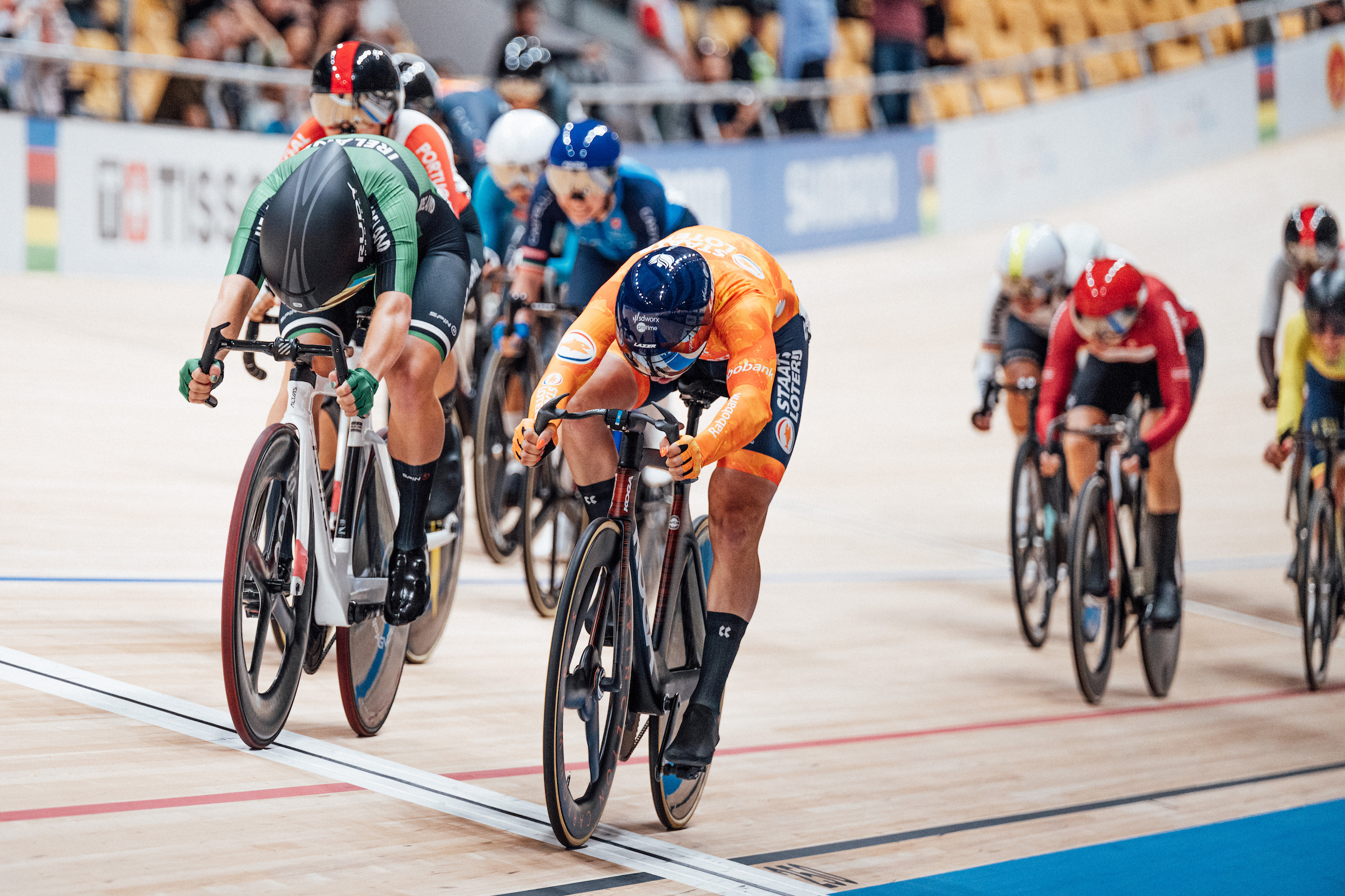 Lorena Wiebes (Netherlands) crosses the line first in the women's scratch race, just ahead of Lara Gillespie (Ireland) to win the rainbow jersey