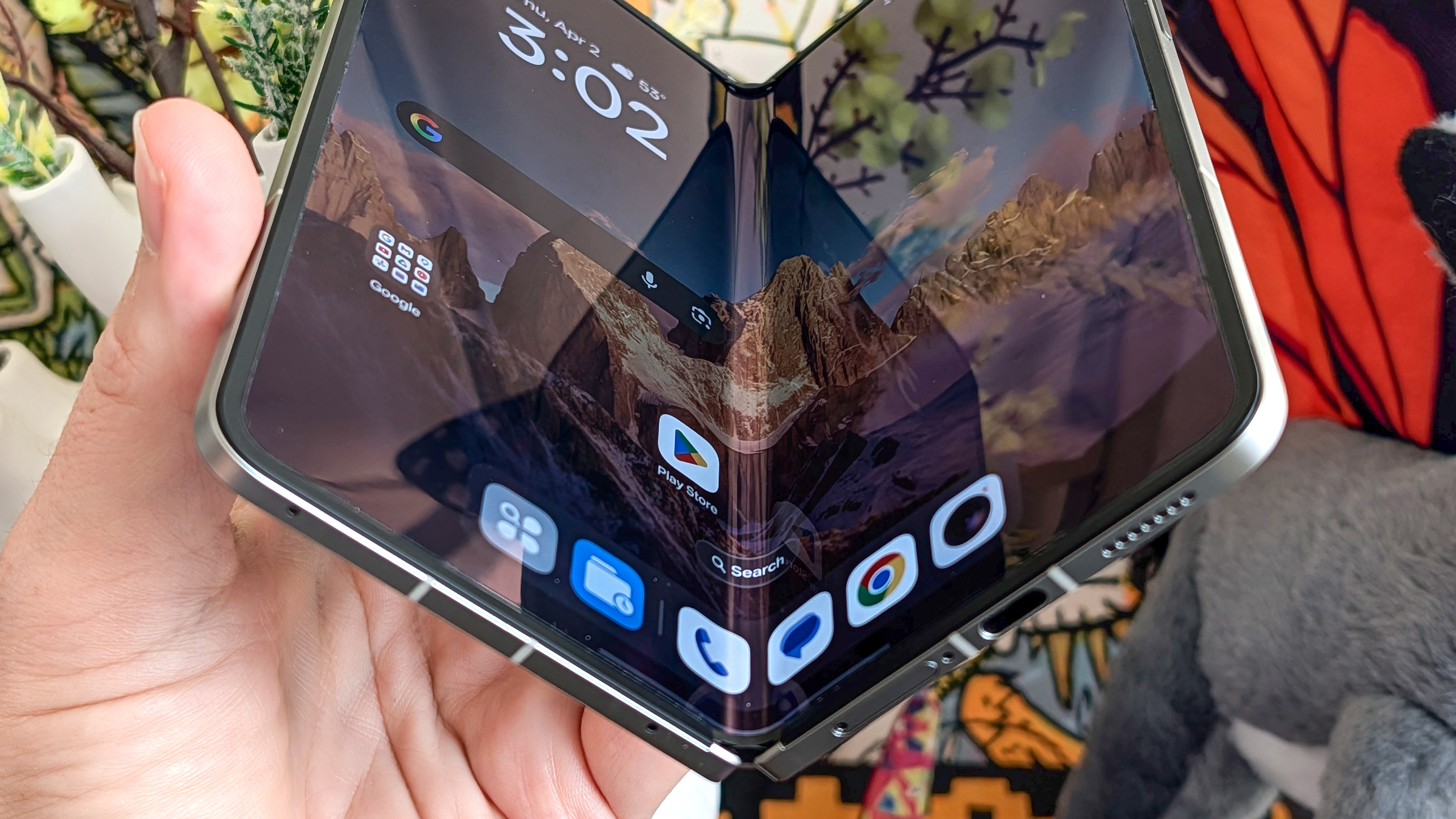 Oppo Find N6 در دست است.