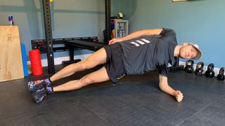Best indoor workout for runners: side plank