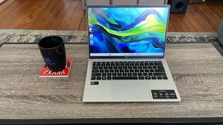 Een Acer Swift Go 14 op een bureau