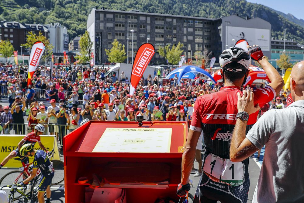 Fans cheer Alberto Contador at the Vuelta a Espana