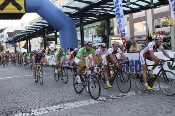 The field go through the start/finish at the Innestadt Kriterium
